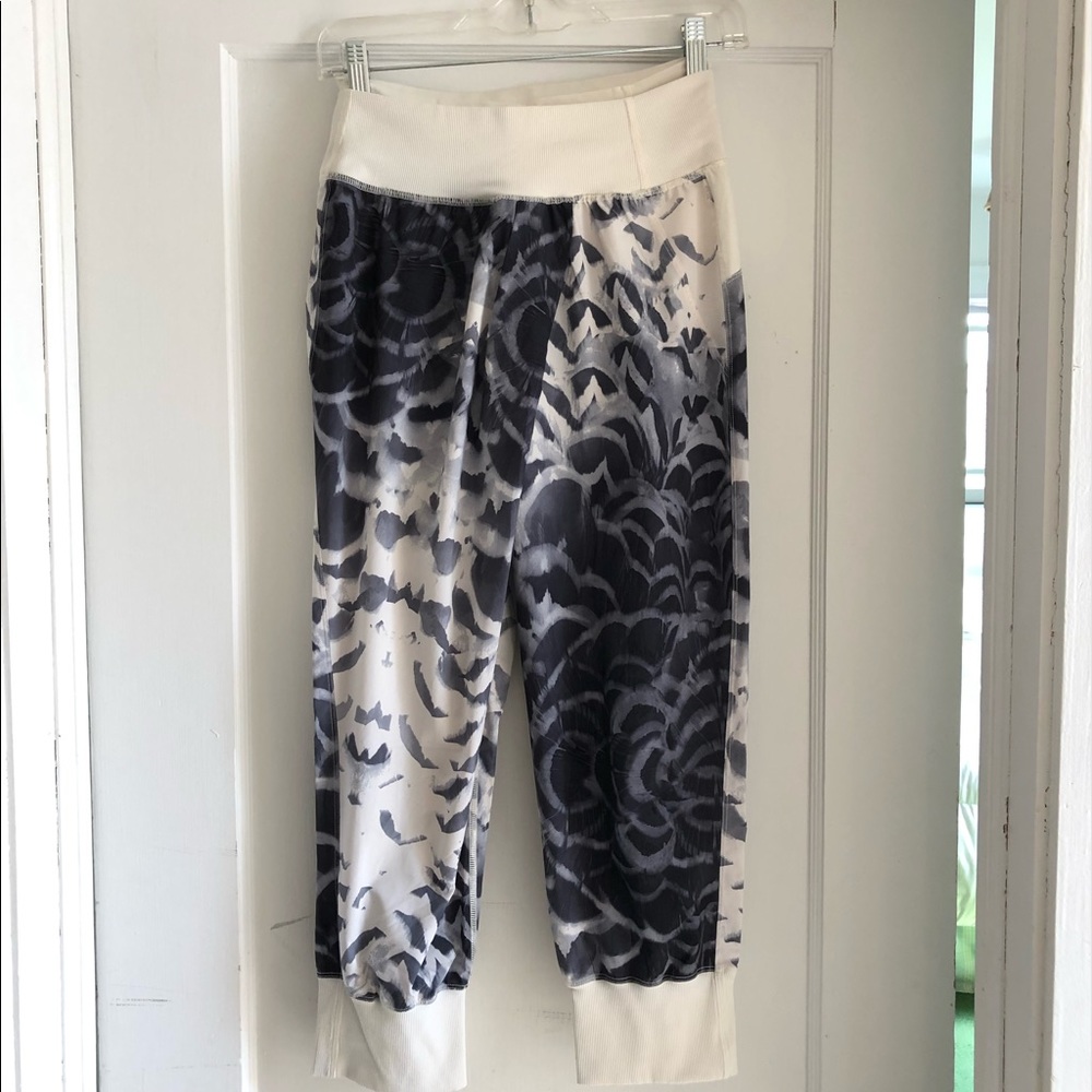 Lululemon warm up cropped pants in size 6